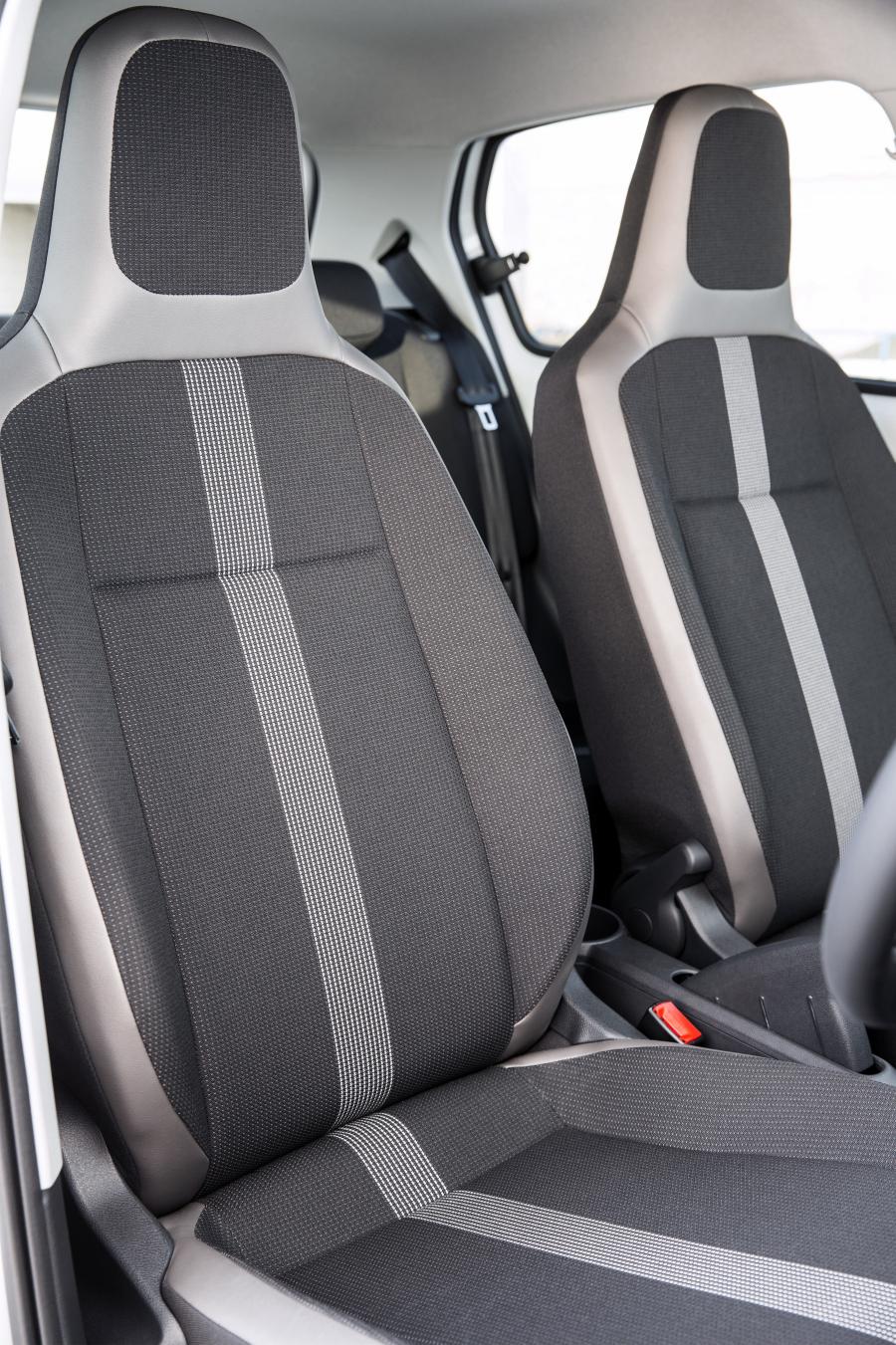 Интерьер Volkswagen e-up! 2016 года  (UK) (фото 12 из 22)
